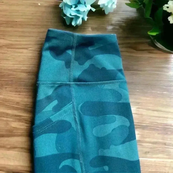 Body Glove women’s Teal Camo leggings size XS with two convenient pockets. - Picture 4 of 7